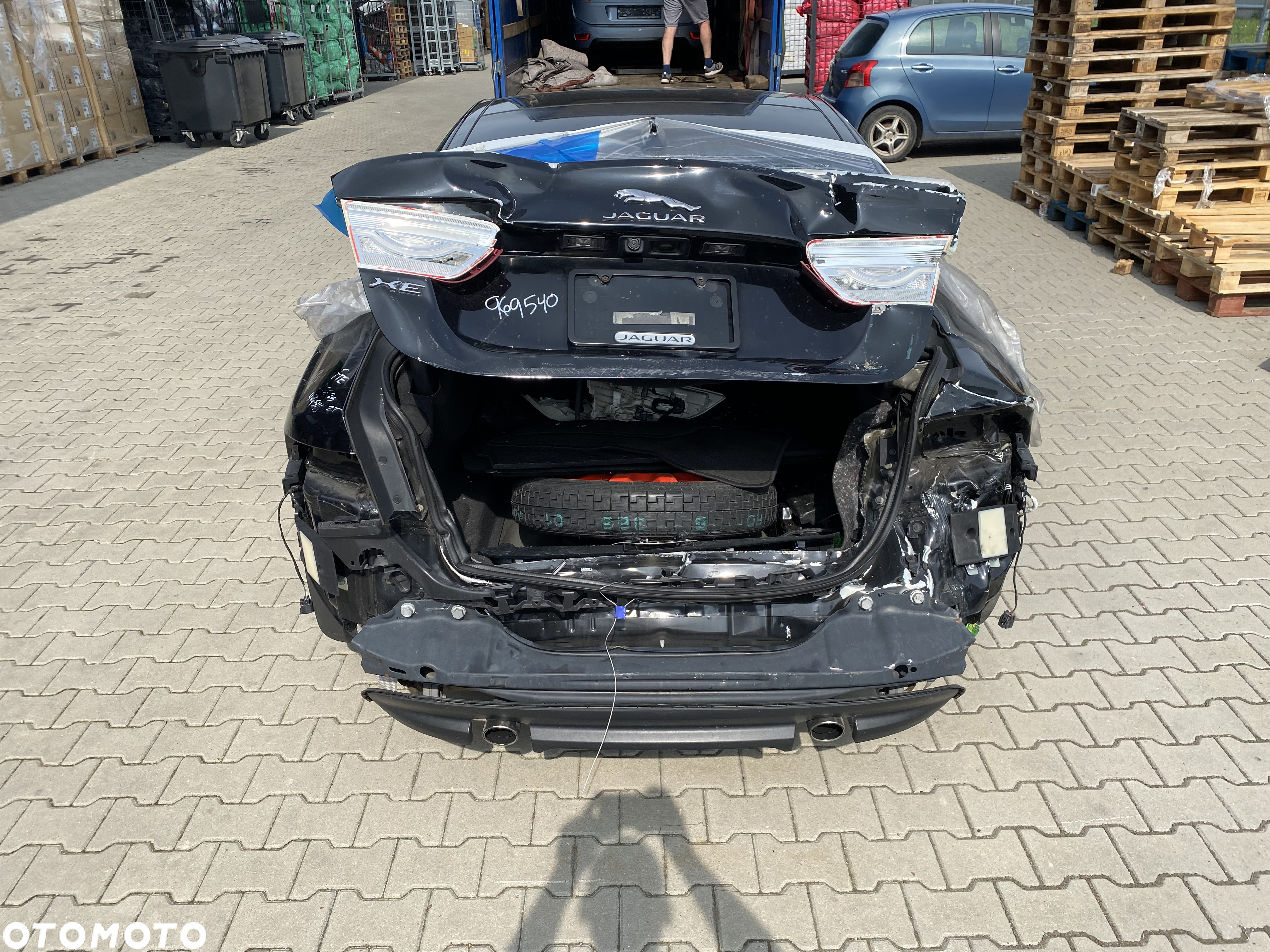 Jaguar XE - 4