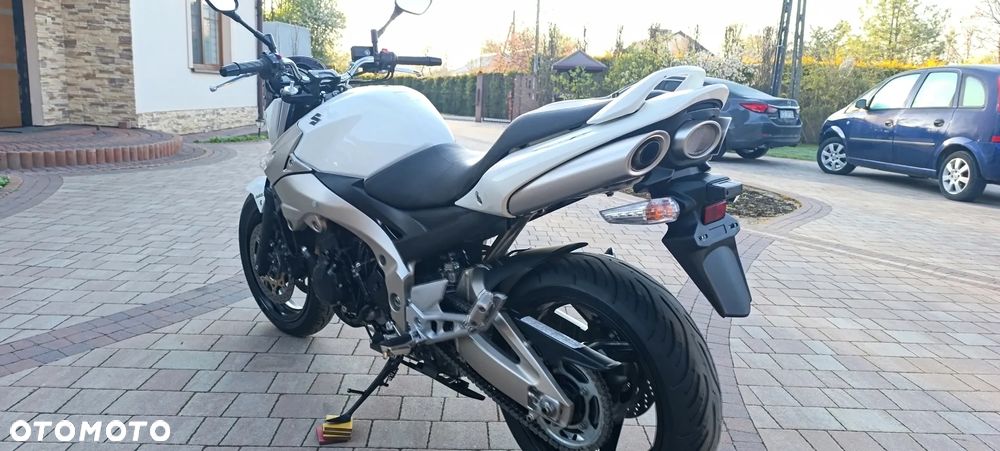 Suzuki GSR - 4