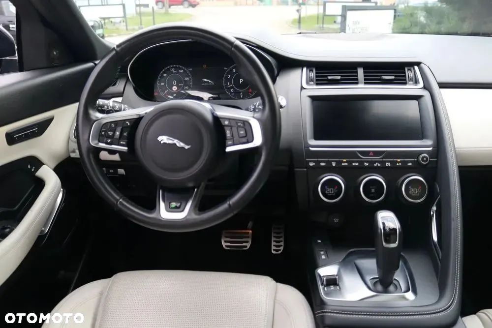Jaguar E-Pace P300 AWD R-Dynamic SE - 17