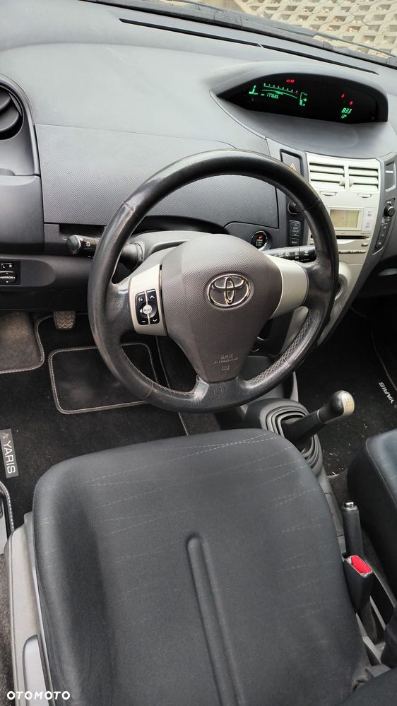 Toyota Yaris 1.3 - 18