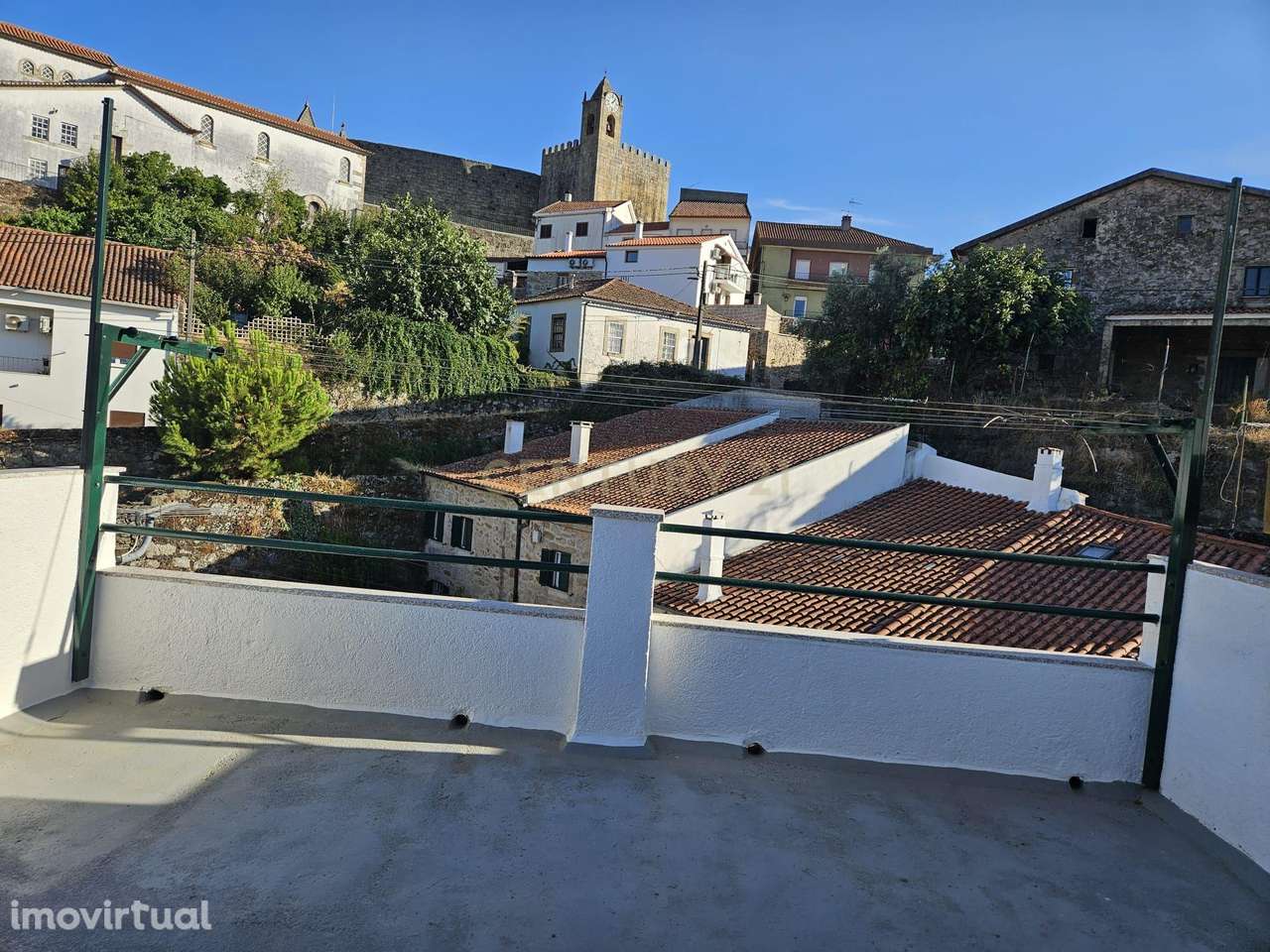 Moradia T3 com terraço e vista para o Castelo – Penamacor - Grande imagem: 2/42