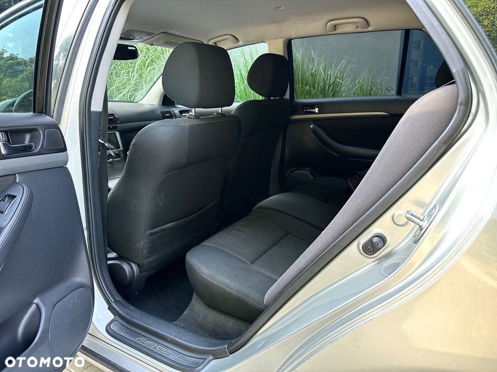 Toyota Avensis 2.0 VVT-i Team - 17