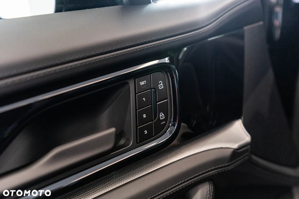 Porsche Panamera 4 E-Hybrid PHEV - 26