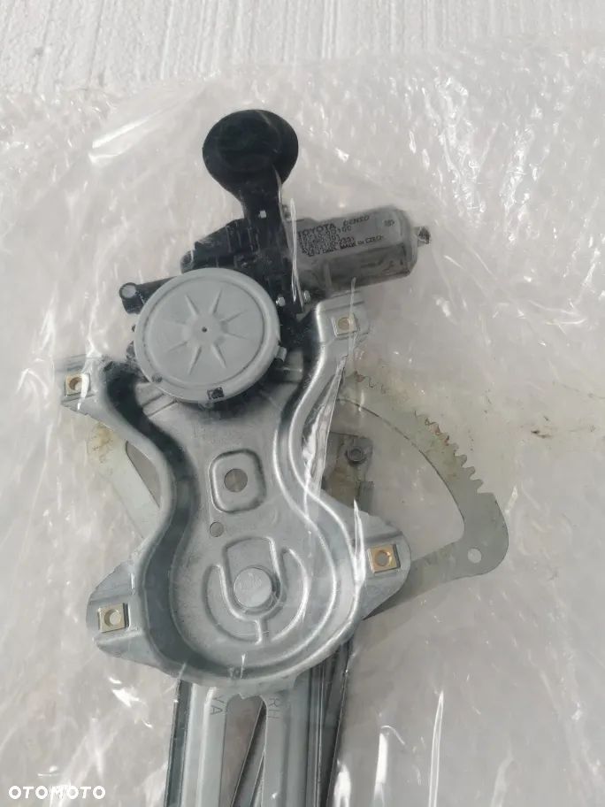 Toyota Yaris  podnośnik szyby 69810-0D131 - 2