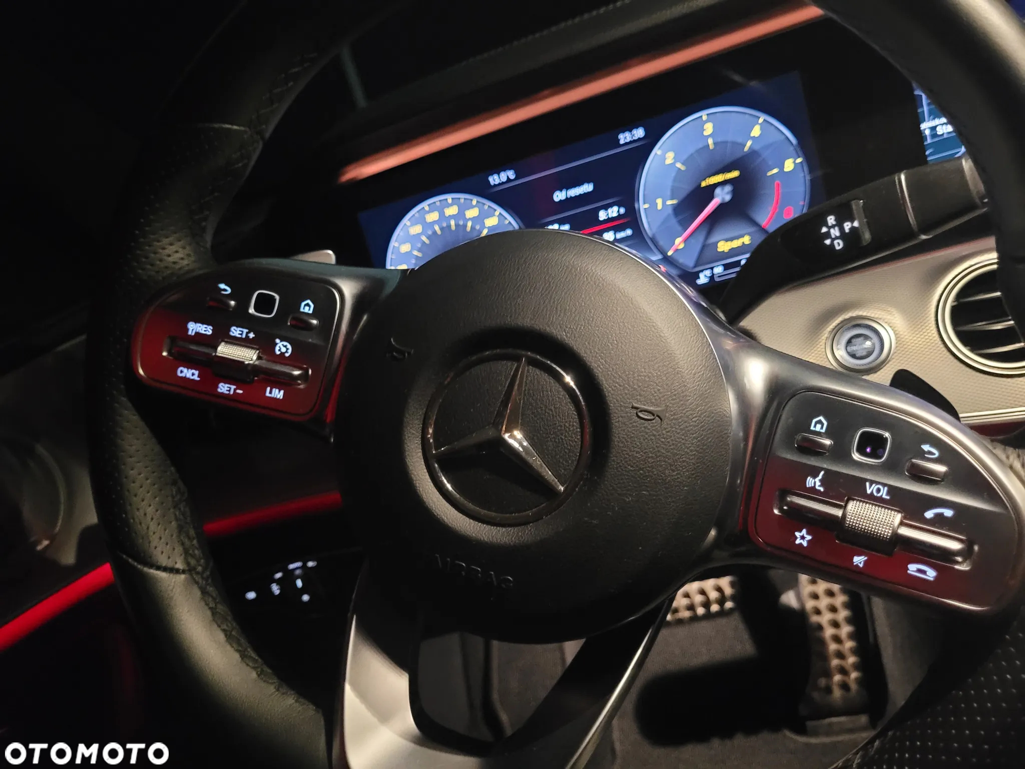 Mercedes-Benz Klasa E 220 d 4-Matic 9G-TRONIC - 25