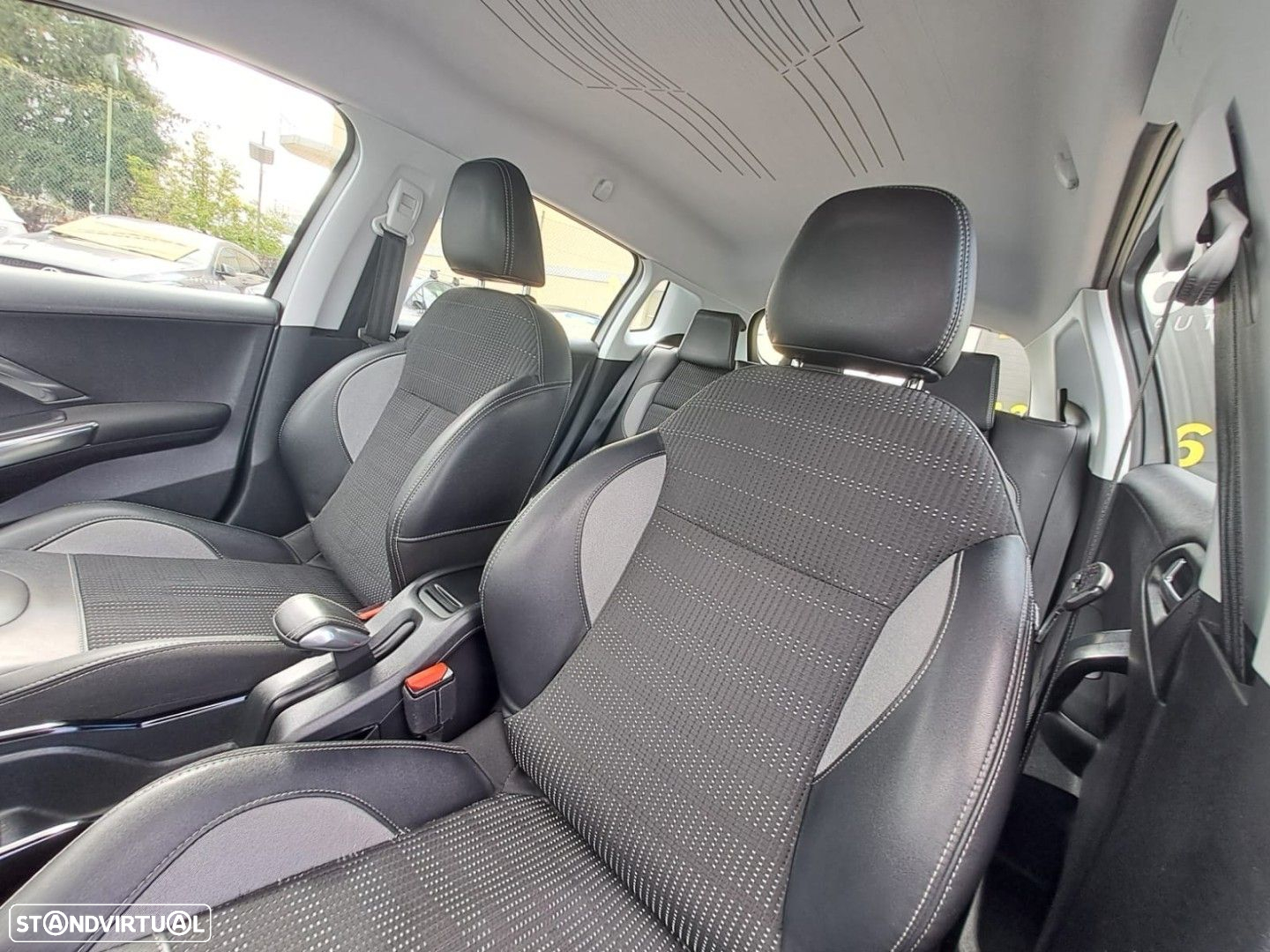 Peugeot 2008 1.2 PureTech Allure EAT6 - 9