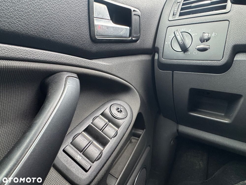 Ford Kuga - 24