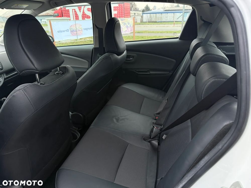 Toyota Yaris Hybrid 100 Premium - 10