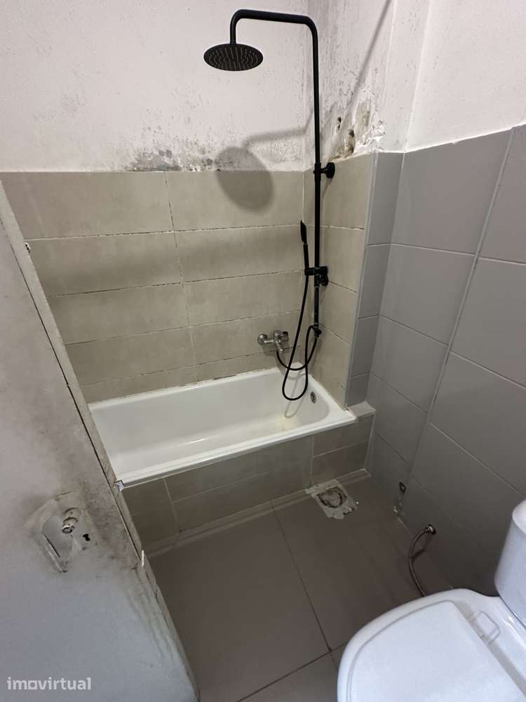 T2 com varanda em Amora, Seixal - 255.000€ (em processo de remodelação - Grande imagem: 3/11
