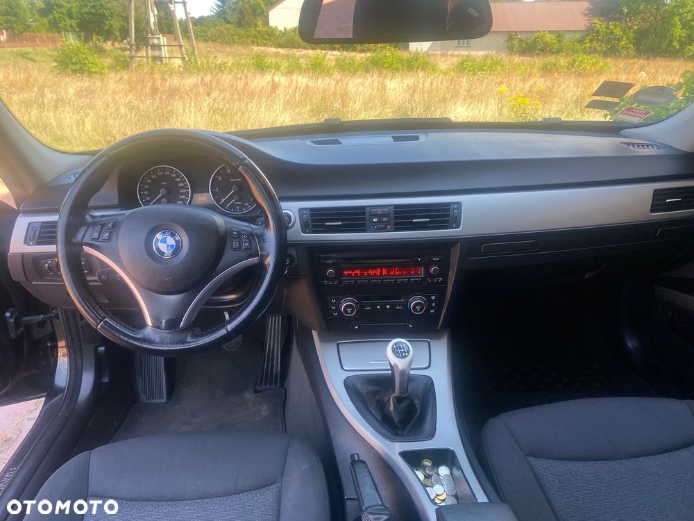 BMW Seria 3 318i Touring - 9