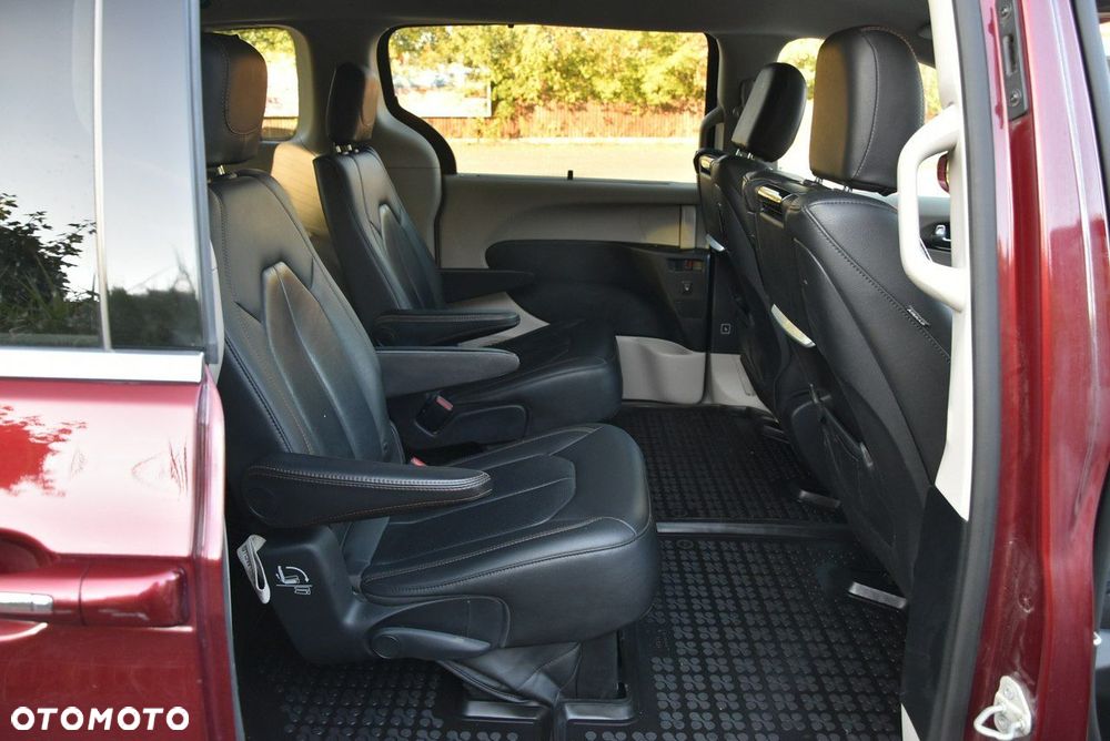 Chrysler Pacifica - 12