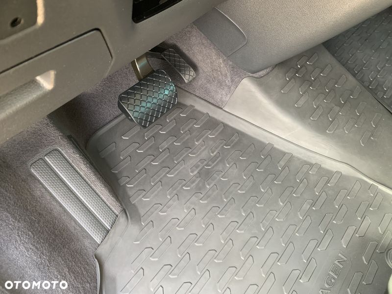 Volkswagen TRANSPORTER T6.1, DSG 4Motion, T6 4x4 plus reduktor napędów, Model BULLY MULTIVAN DELUX ORYGINAL, Światła LED, Fotele obracane kapitańskie, Dynamiczne zawieszenie komfortowe, 3 strefowa klimatyzacja, Felgi specjalne, Pakiet akustyczny, Stolik CAMPER - 31