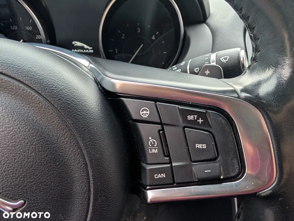 Jaguar XE 2.0 D R-Sport - 8
