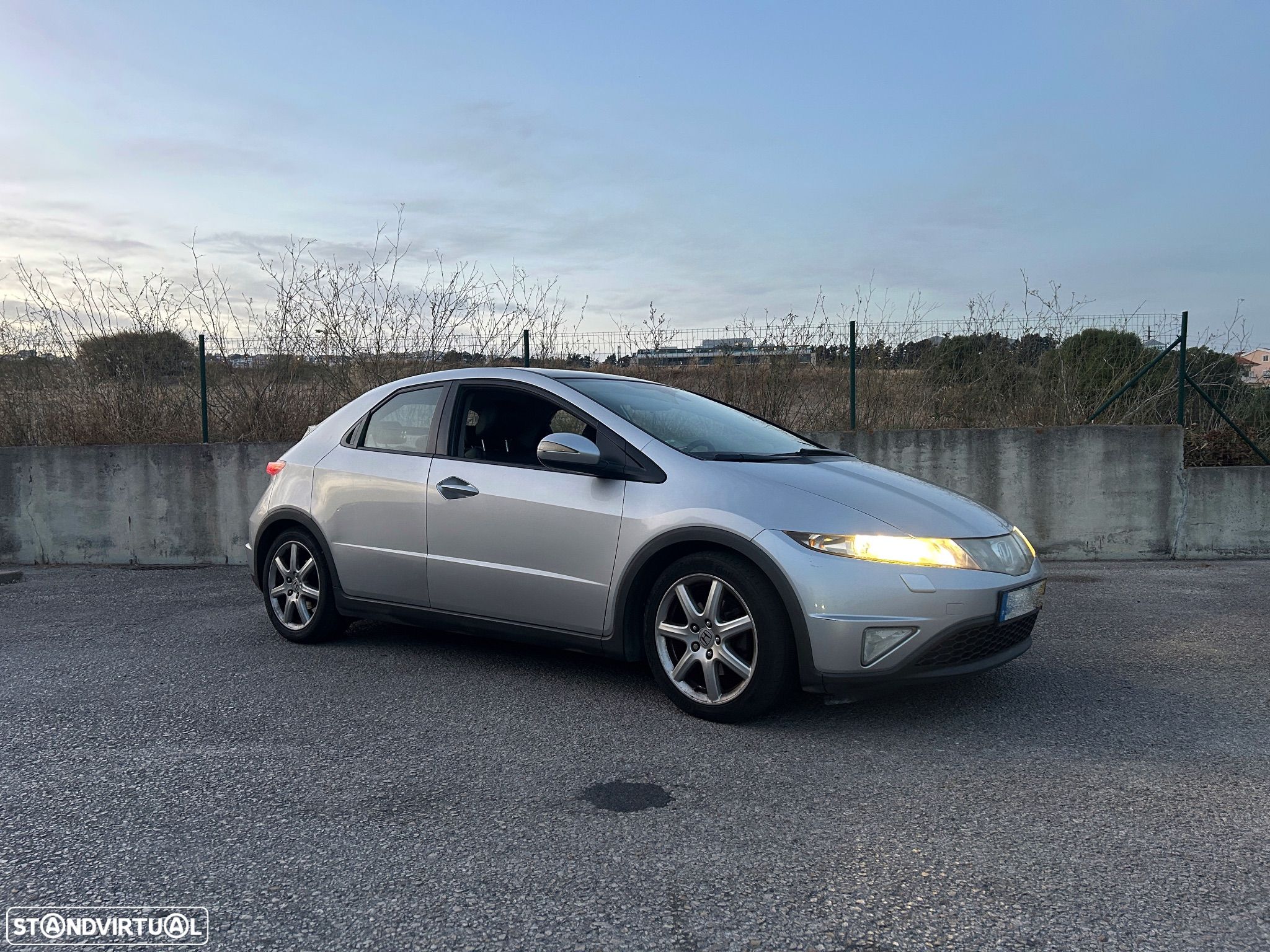 Honda Civic 1.8 Executive NAVI - 1