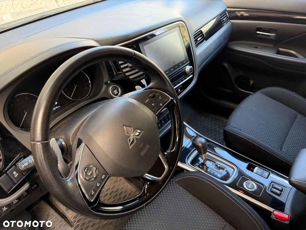 Mitsubishi Outlander 2.0 Instyle + 4WD CVT - 31