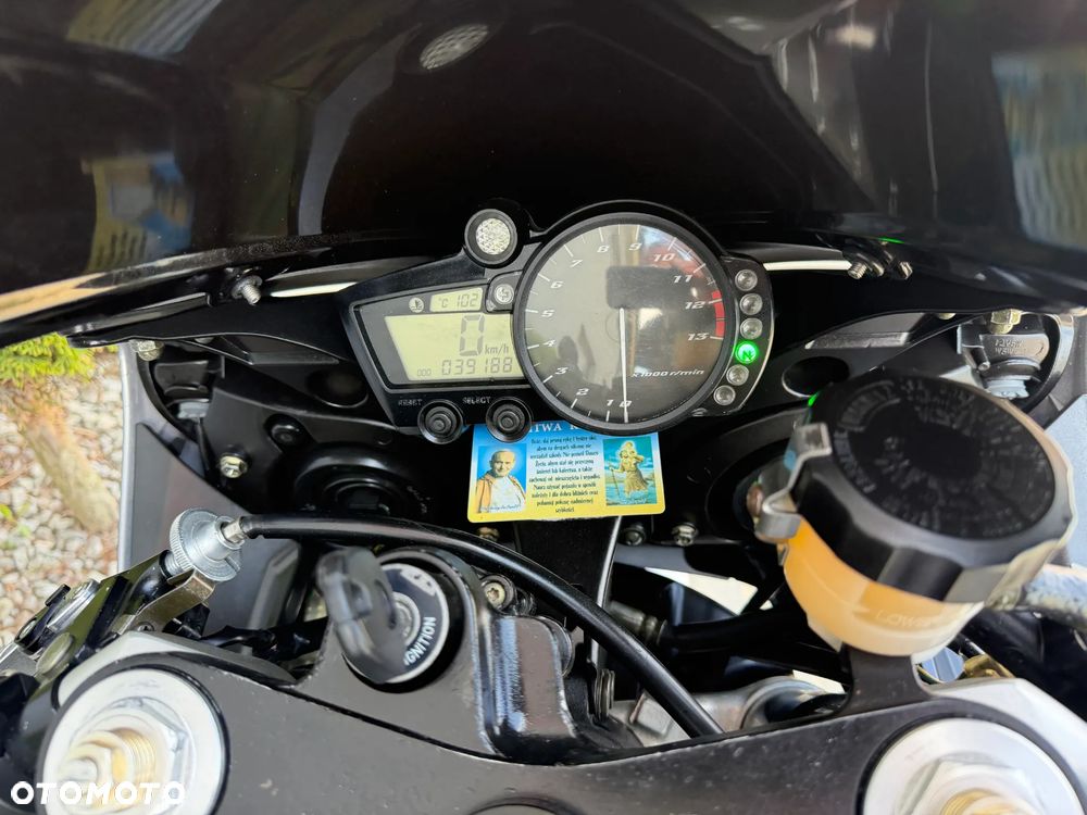 Yamaha R1 - 23