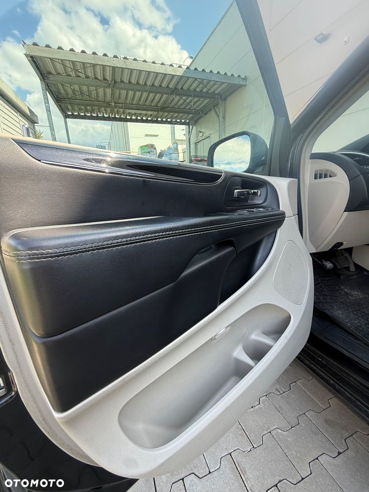 Chrysler Town & Country 3.6 Limited - 22
