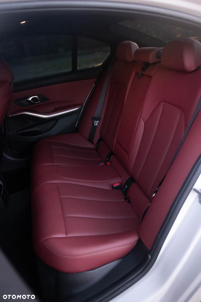 BMW Seria 3 330i xDrive M Sport - 35