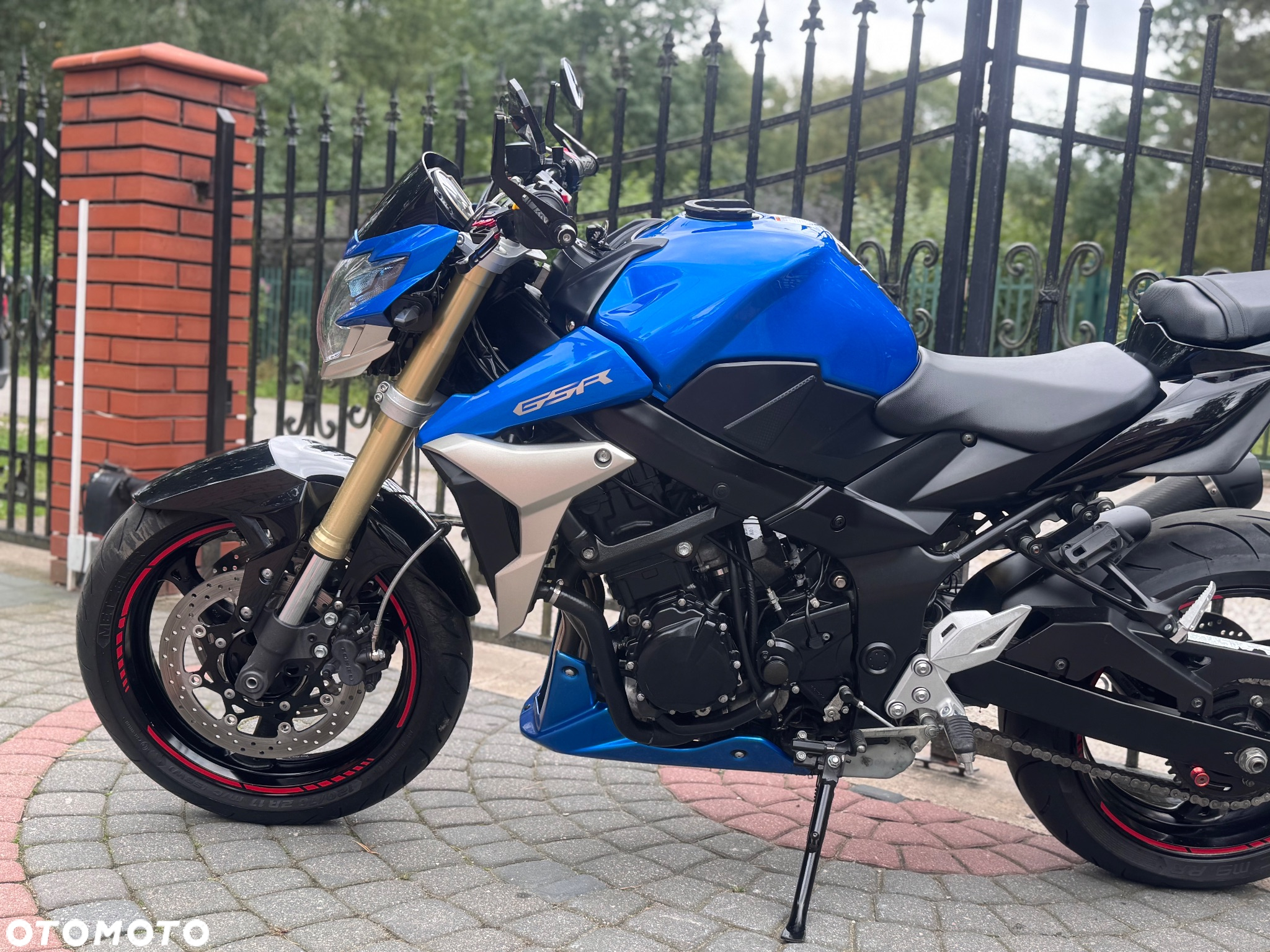 Suzuki GSR - 19