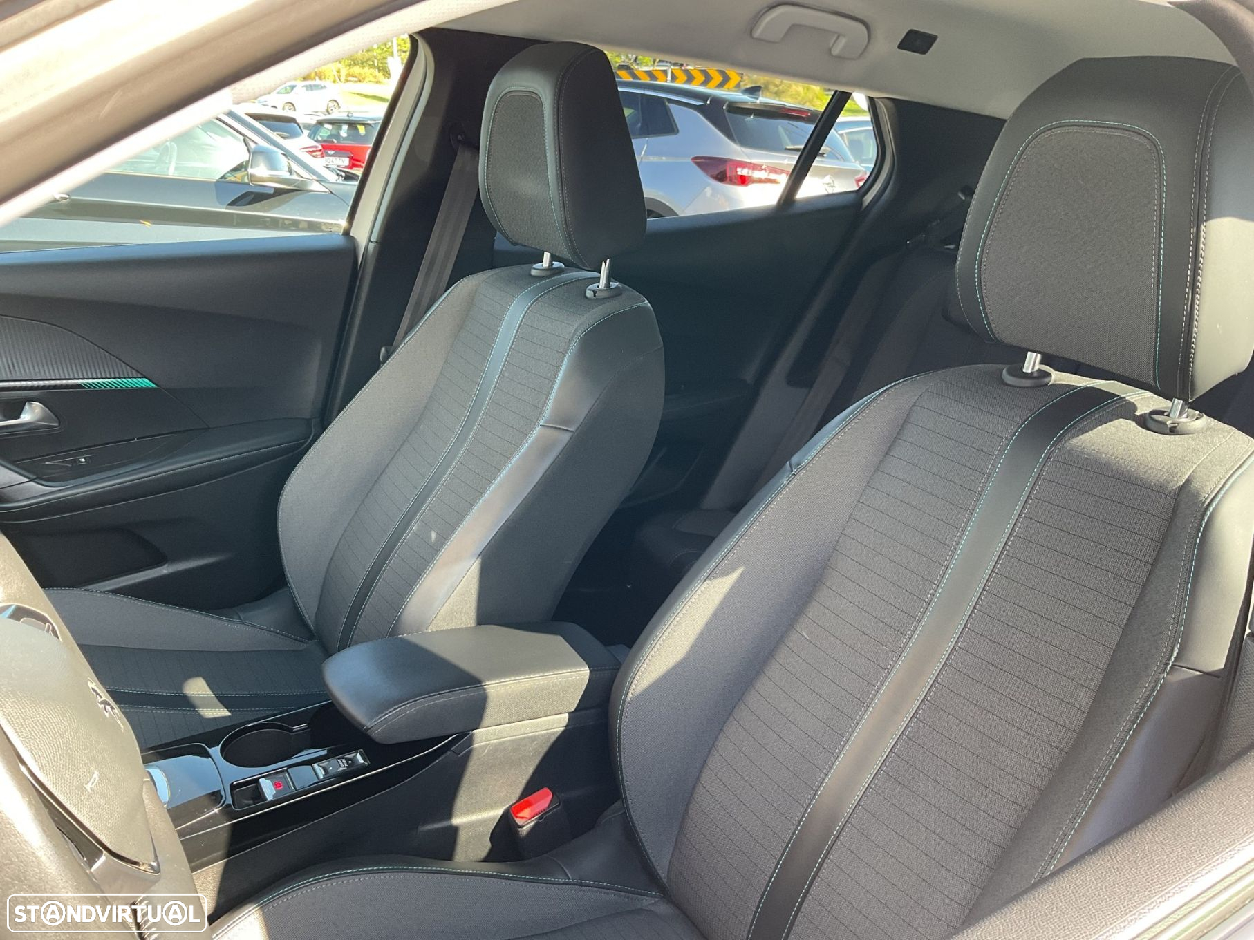 Peugeot 2008 1.2 PureTech Allure Pack EAT8 - 17