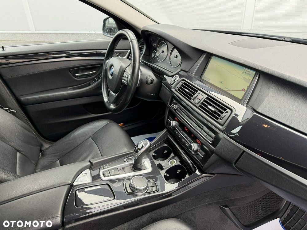 BMW Seria 5 525d Sport-Aut - 38