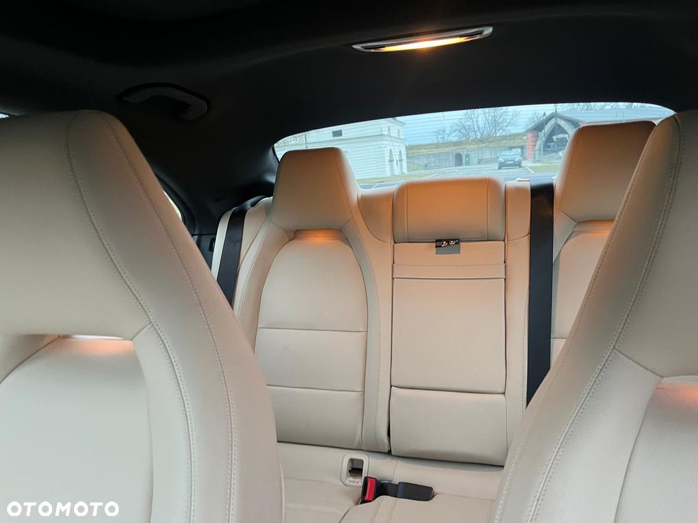 Mercedes-Benz CLA 250 4Matic 7G-DCT - 17