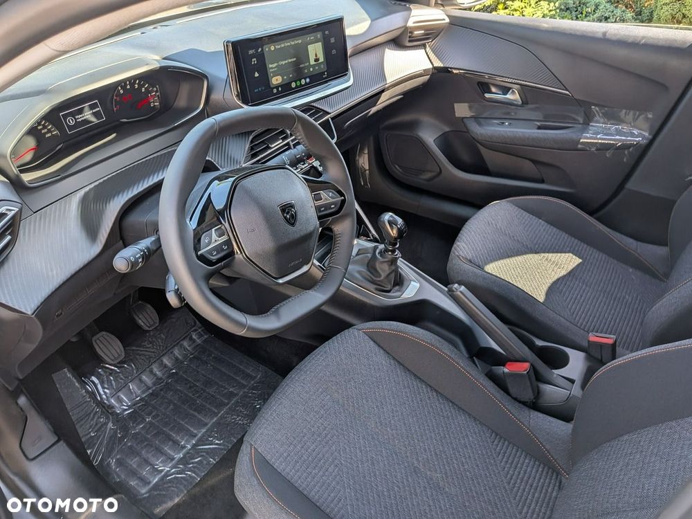 Peugeot 208 - 8