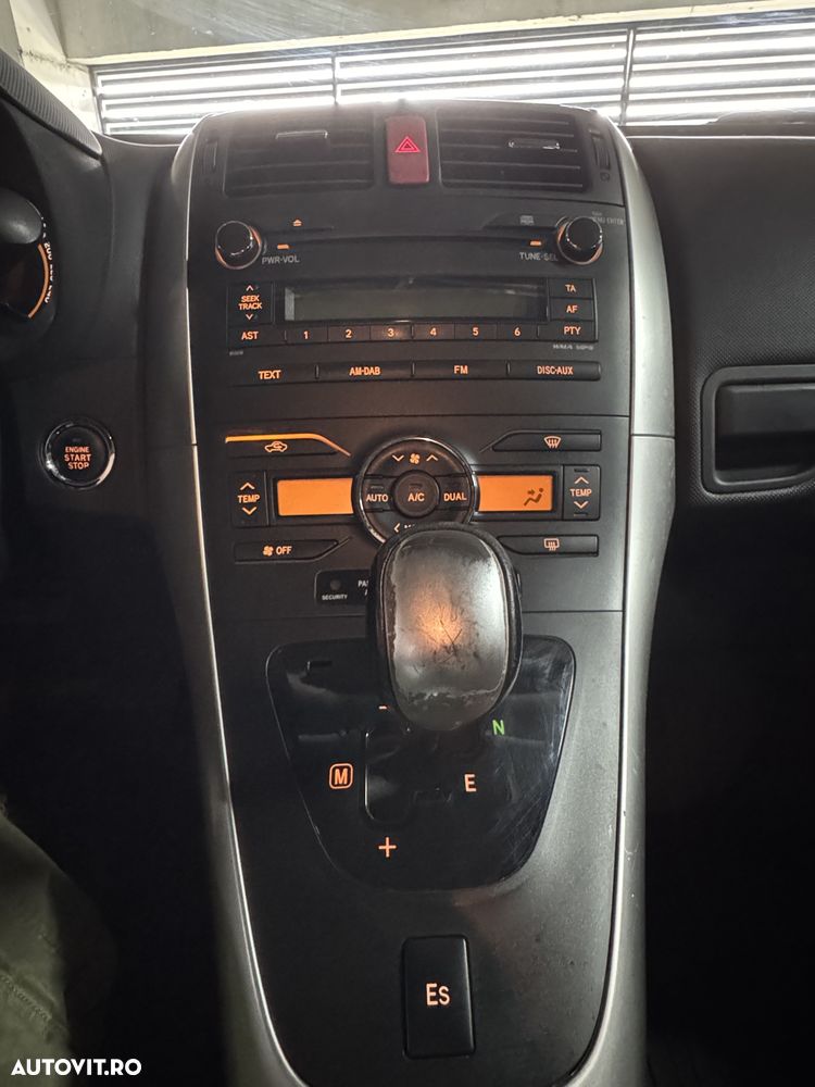 Toyota Auris 1.6 L Valvematic M/M Executive - 11