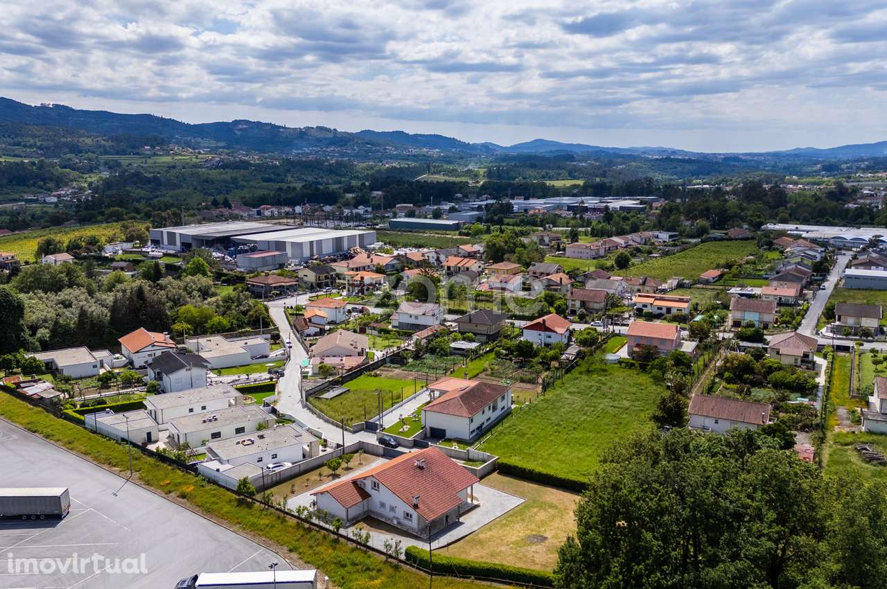Moradia térrea em Amares com lote de terreno de 1820m2 - Grande imagem: 2/56