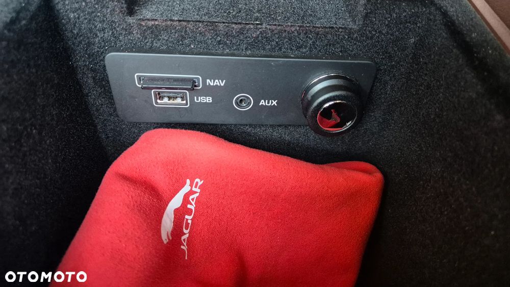 Jaguar XE 2.0 D Portfolio - 19