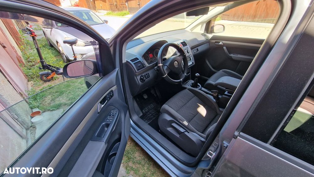 Volkswagen Touran - 4