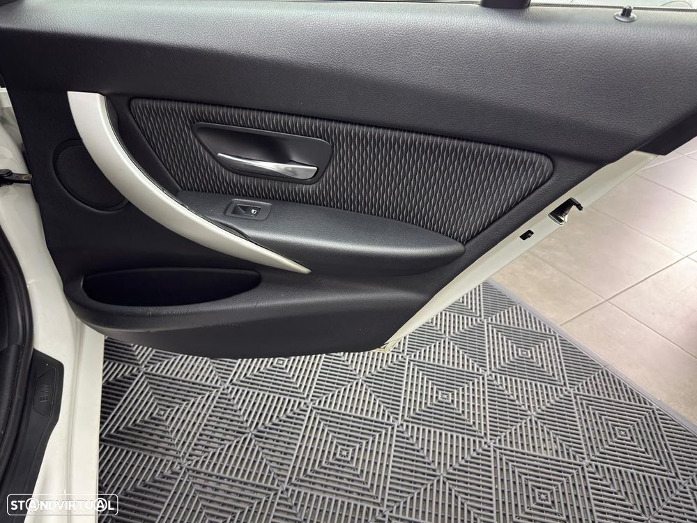 BMW 320 d EfficientDynamics Auto Line Sport - 29