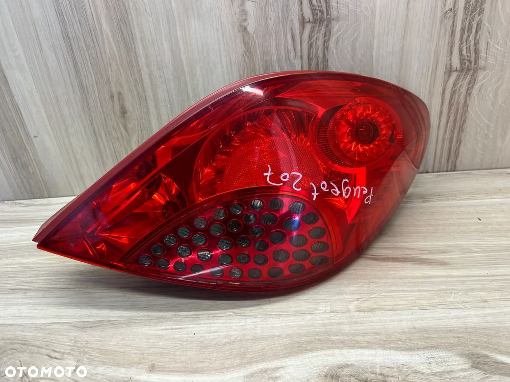 LAMPA TYLNA PRAWA PEUGEOT 207 HB - 1