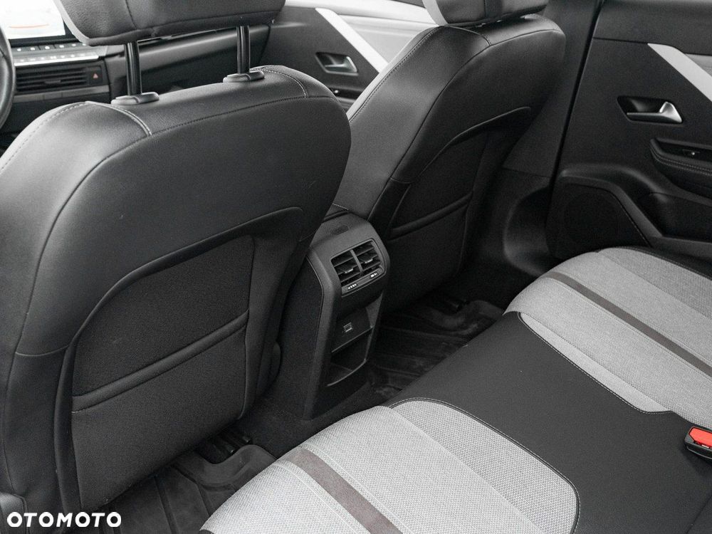 Opel Astra 1.2 T Elegance S&S - 23