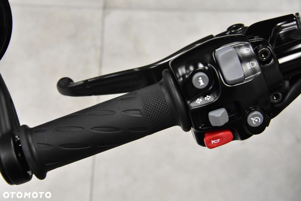 Triumph Bonneville Bobber - 17