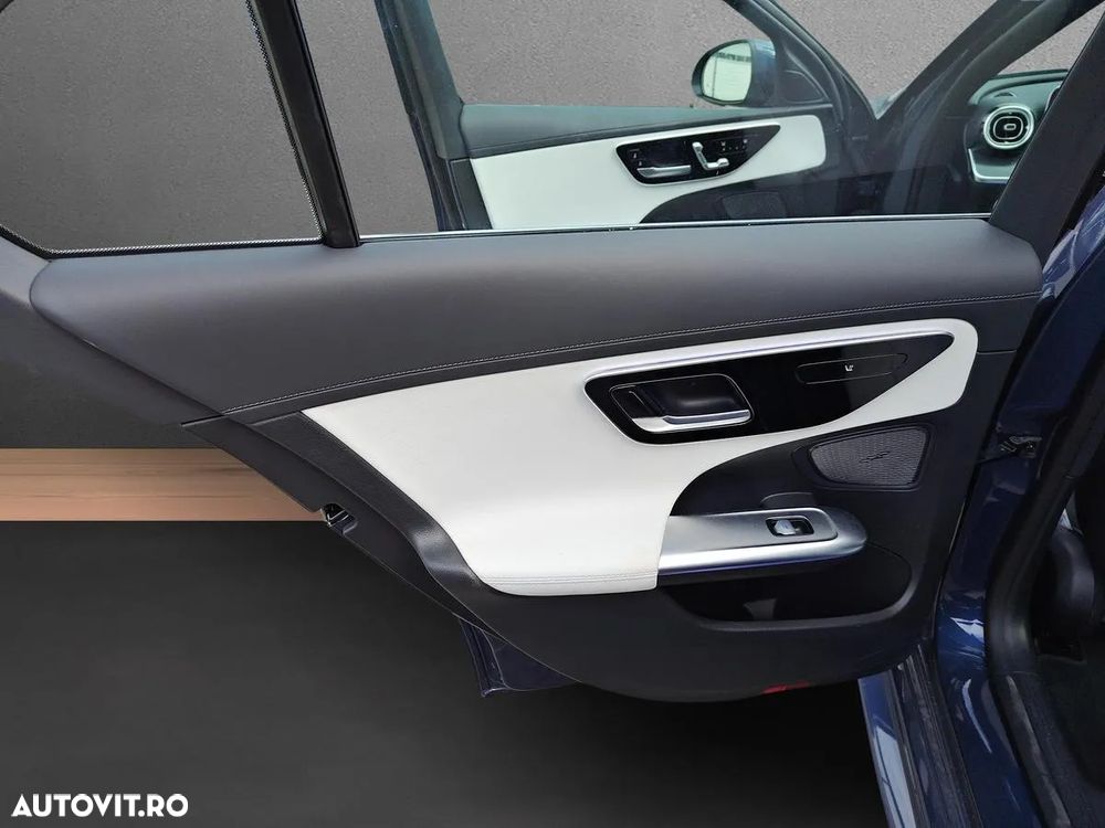 Mercedes-Benz C 300 e 4Matic 9G-TRONIC AMG Line - 28