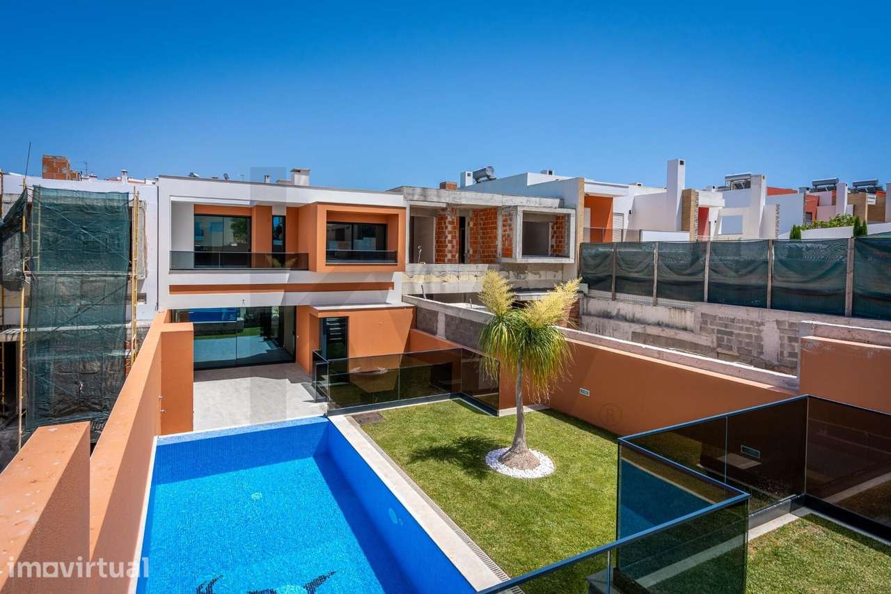 Moradia T3 nova pronta habitar, com piscina e jardim no Barranco do Ro - Grande imagem: 4/60