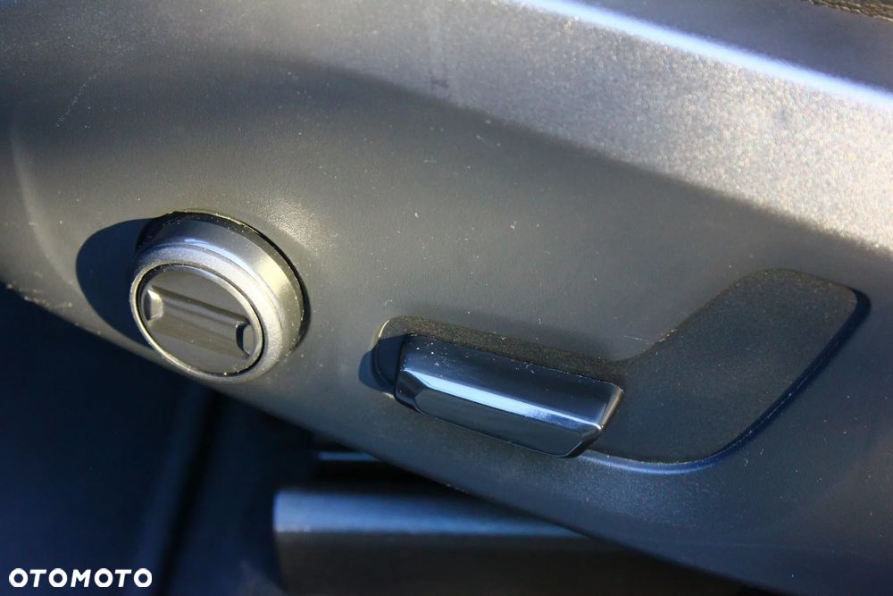 Volvo XC 60 D4 Momentum Pro - 25