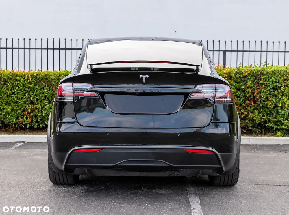 Tesla Model X - 16