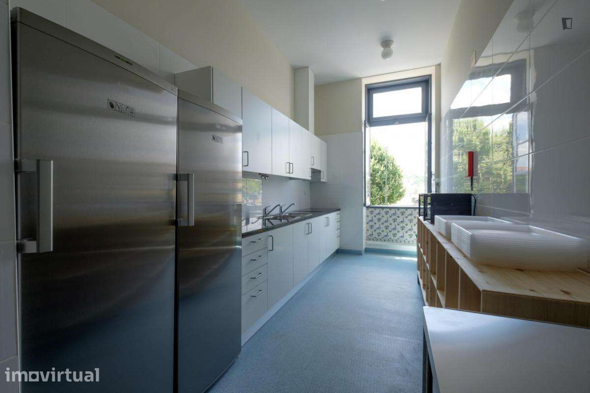 Quarto - localizado em Baixa Coimbra - Grande imagem: 4/17