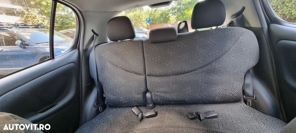 Toyota Yaris 1.0 Base - 8