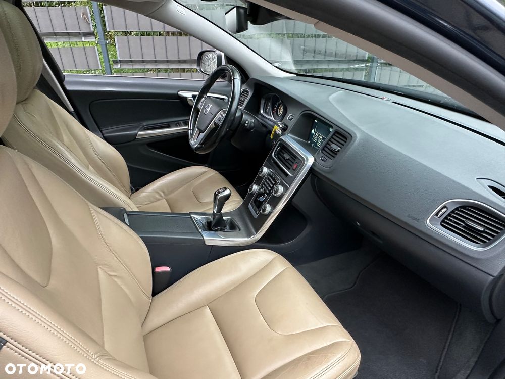 Volvo V60 D4 Momentum - 15
