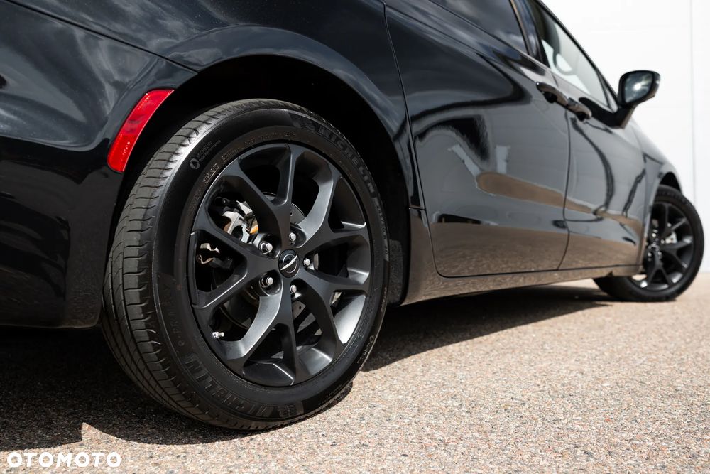 Chrysler Pacifica - 12