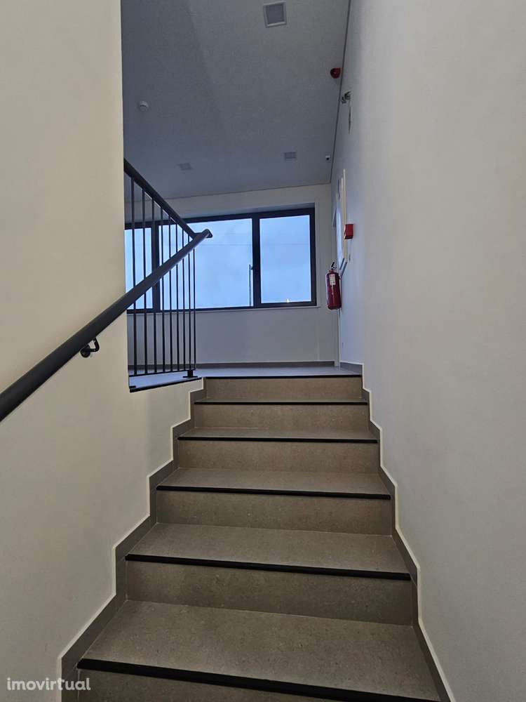 Armazém novo com escritórios na Zona Indústrial de Canedo - Grande imagem: 5/16