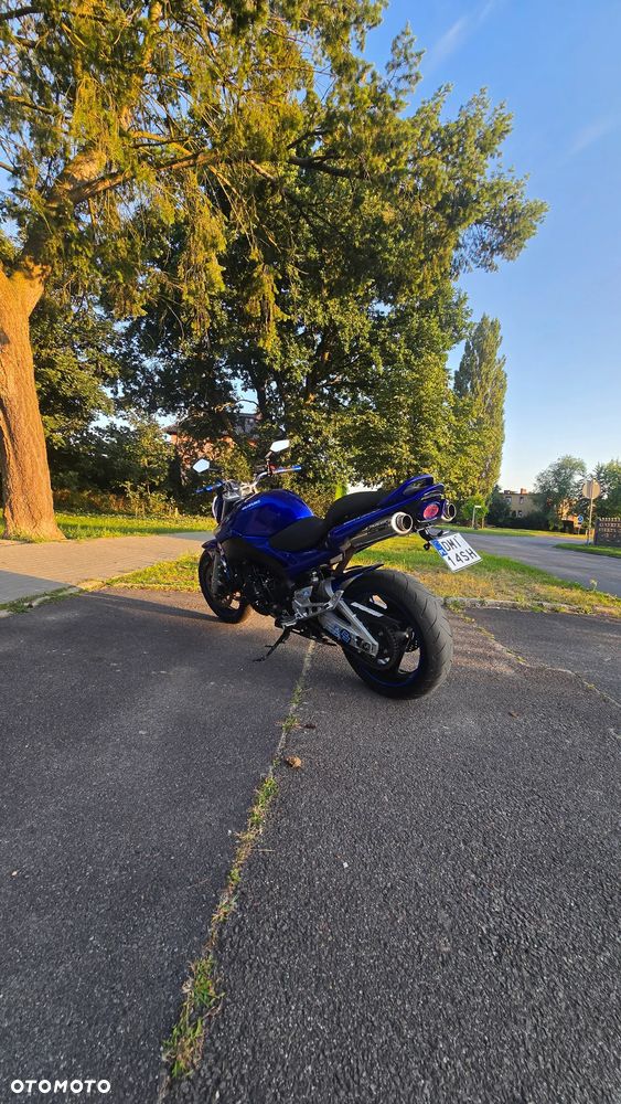 Suzuki GSR - 12