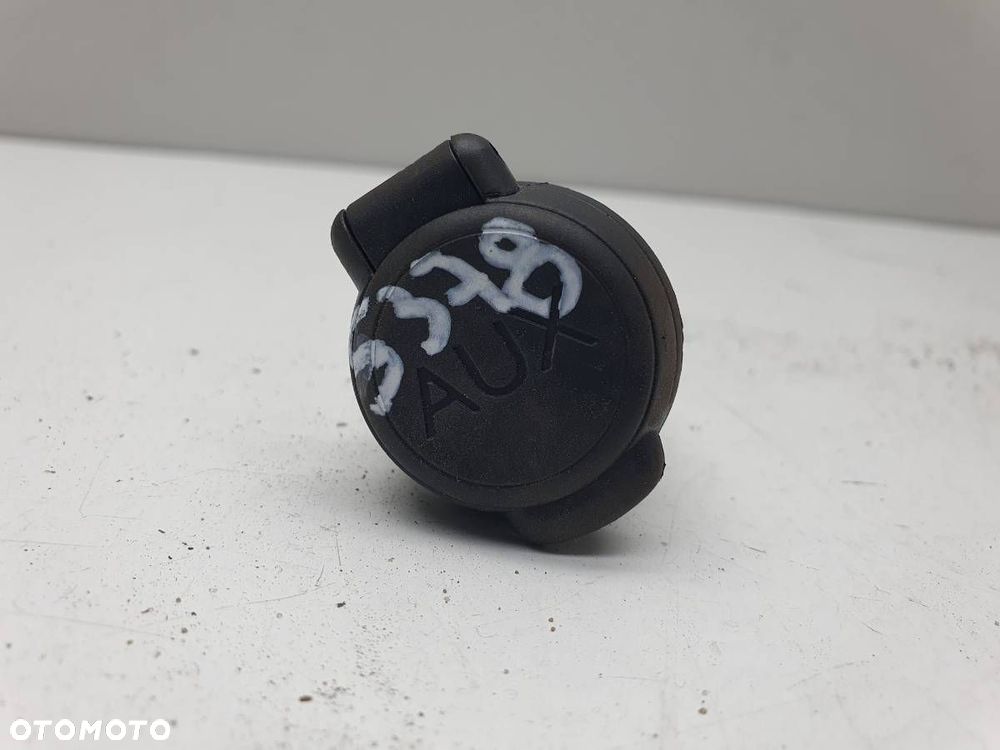 GNIAZDO AUX 96645227XT BERLINGO II PARTNER II 2015 - 1