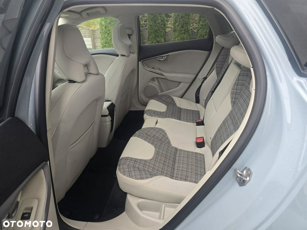 Volvo V40 Cross Country - 18