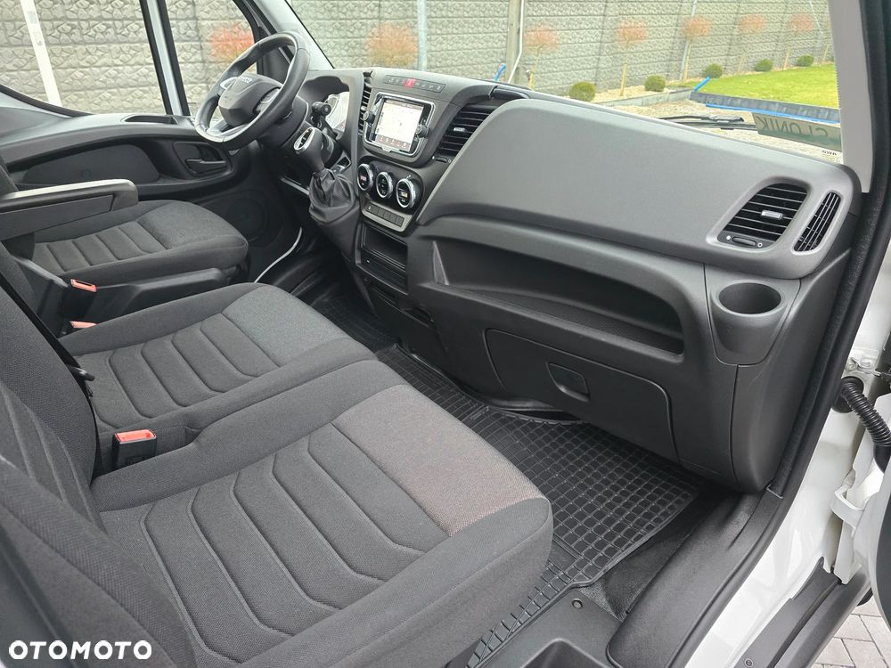 Iveco DAILY DAILY 35C18 / 50C18 HI-MATIC 9PALET 4,50cm Długi 850Kg ŁADOWNOŚĆ SALON PL 39 Tyś km STAN NOWY NOWY NOWY NA GWARANCJI TEMPOMAT FOTEL PNEŁMATYCZNY KLIMATYZACJA AUTOMATYCZNA LEDY BLOKADA MOSTU HAK FABRYCZNY - 36