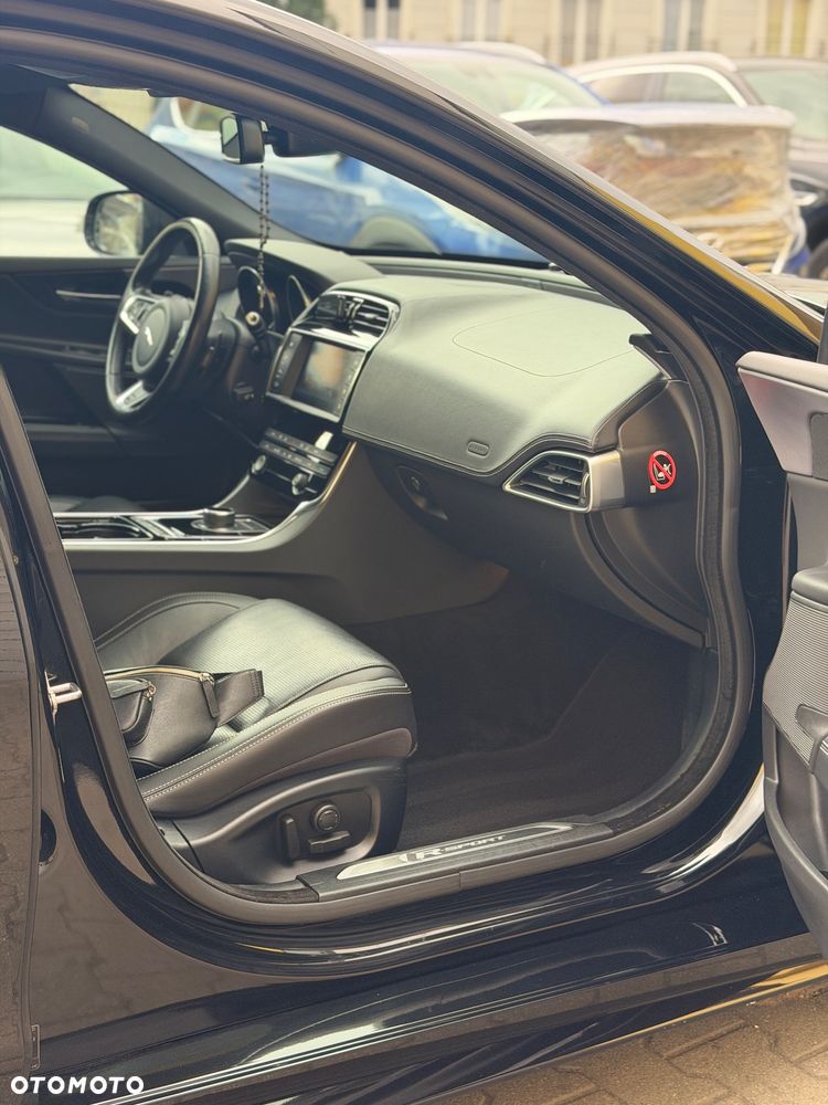 Jaguar XE 2.0 D AWD R-Sport - 23