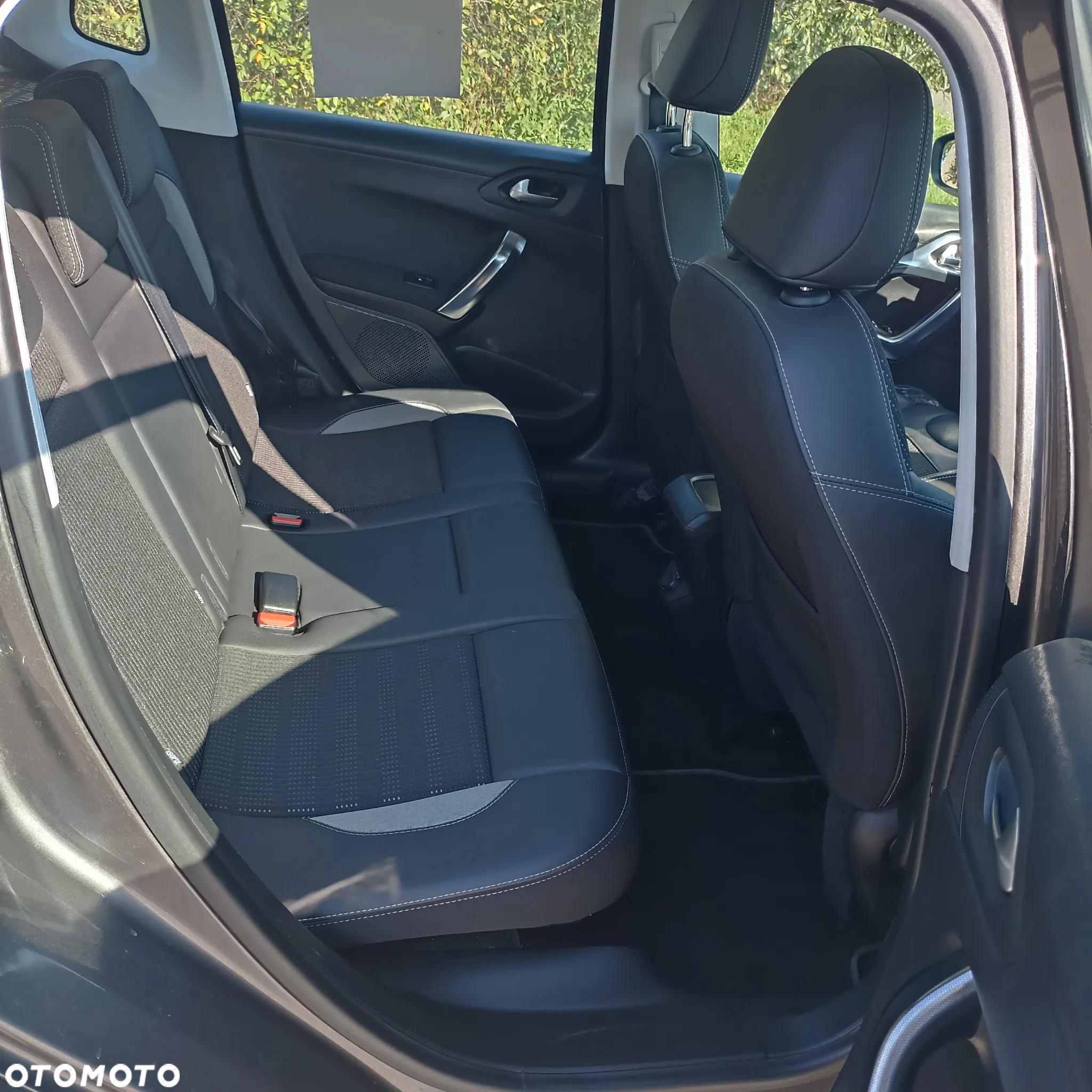 Peugeot 2008 1.2 Pure Tech Allure S&S - 38